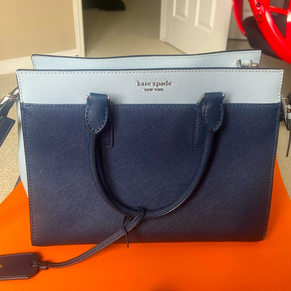 Kate spade purse like new (never personally used)